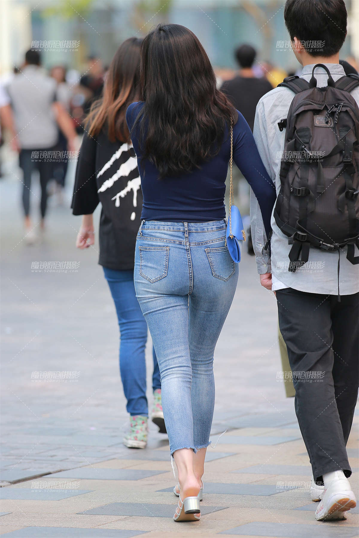 图片[2]-【玻璃赛帖】蓝色紧身牛仔裤美眉-日更街拍