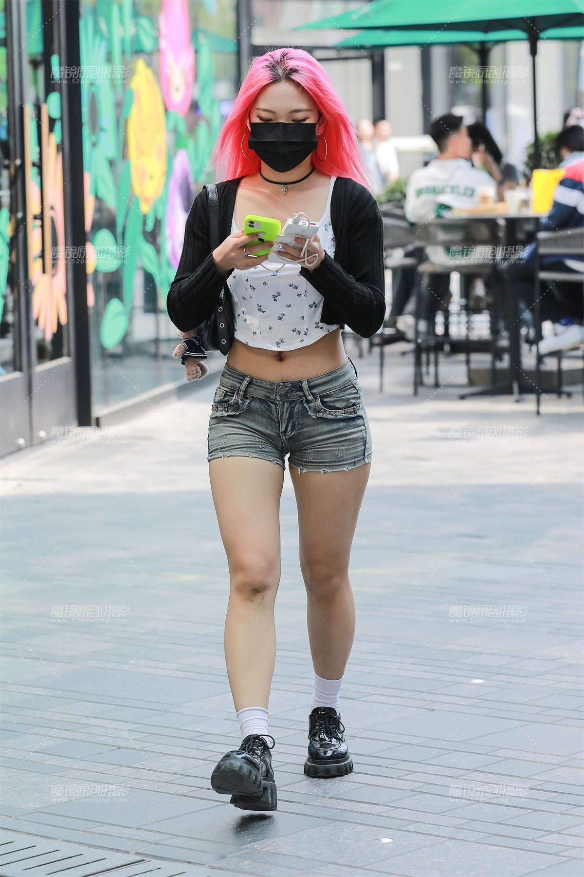 红发热裤美女-日更街拍