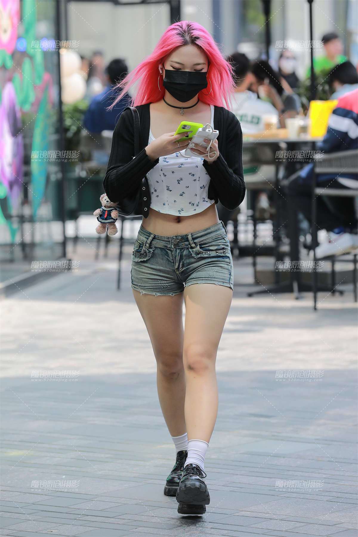 图片[2]-红发热裤美女-日更街拍