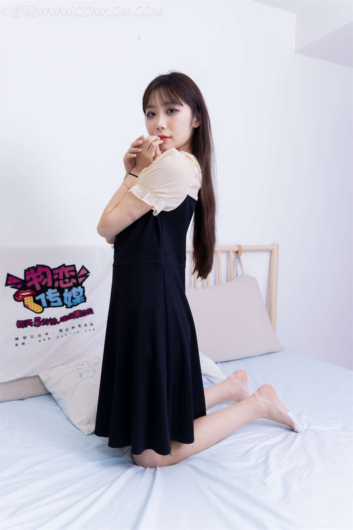 物恋传媒 NO.2266 泡泡-高跟凉鞋、白吊带船袜、昏睡剧情-日更街拍