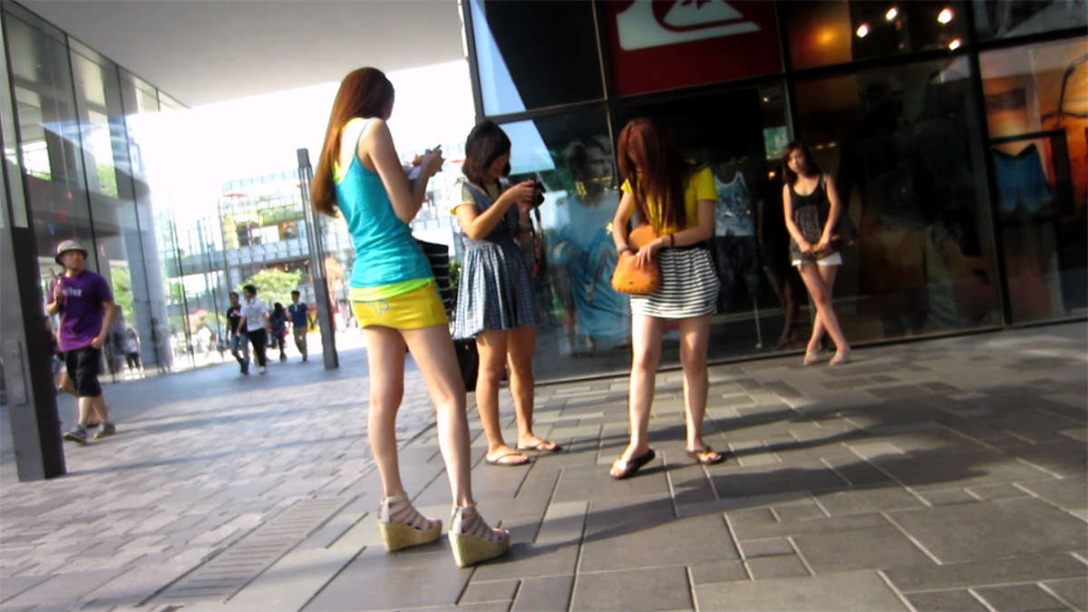 图片[2]-黄短裙美女超级性感-日更街拍