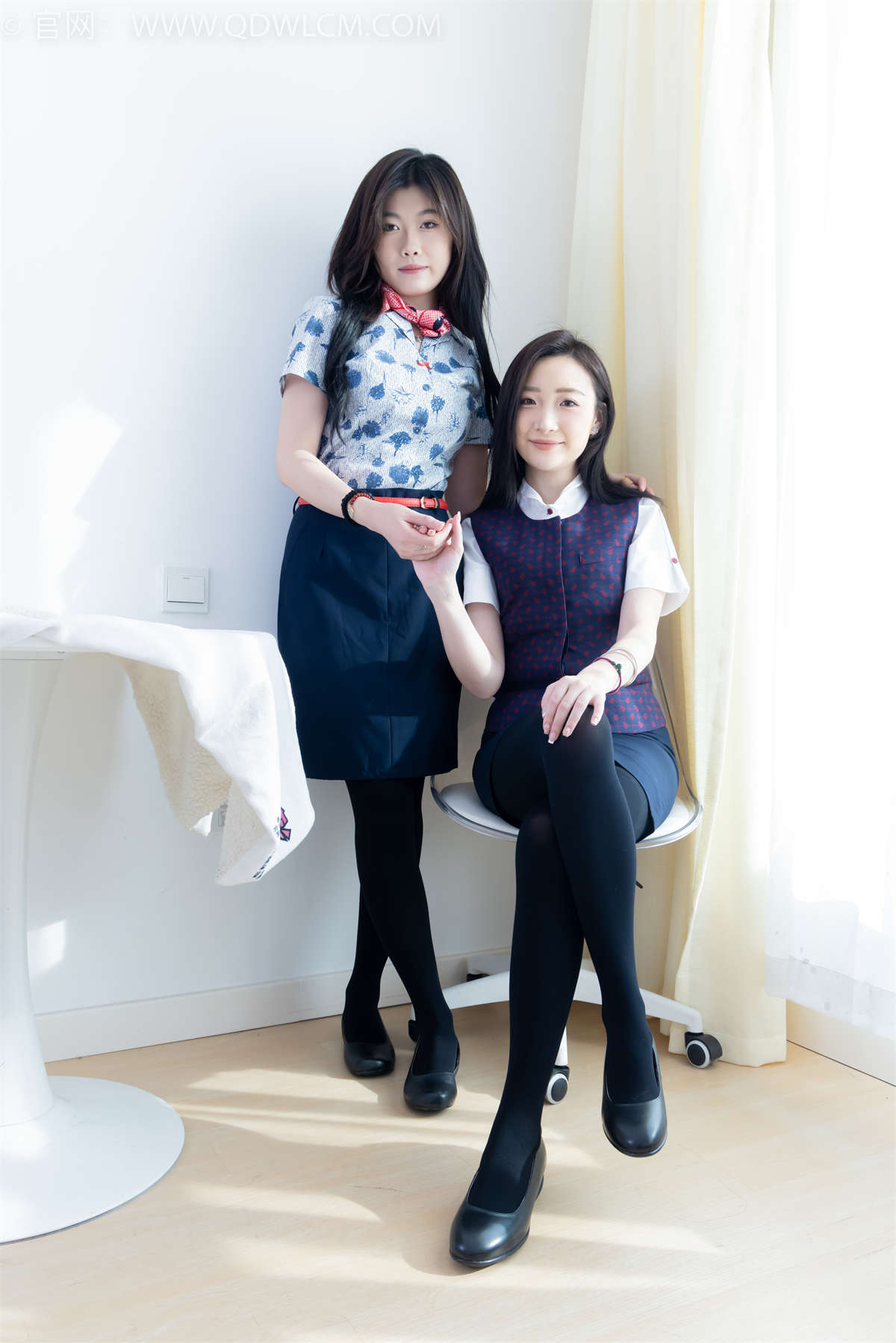 图片[2]-物恋传媒 NO.2232 恬恬&樱桃-皮鞋、厚黑丝、裸足、空姐制服、丝袜裸足脚对脚斗脚剧情-日更街拍