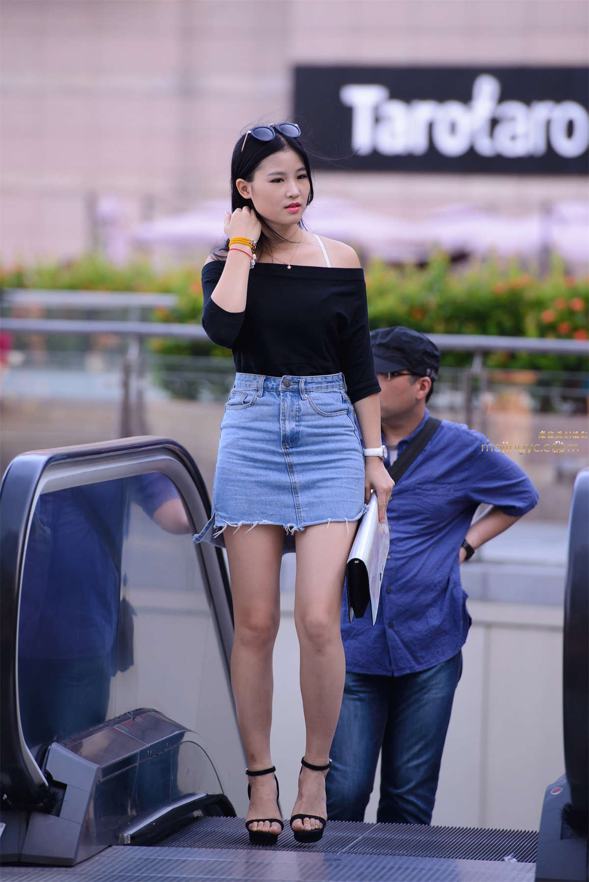 牛仔短裙，裸腿，凉高-日更街拍