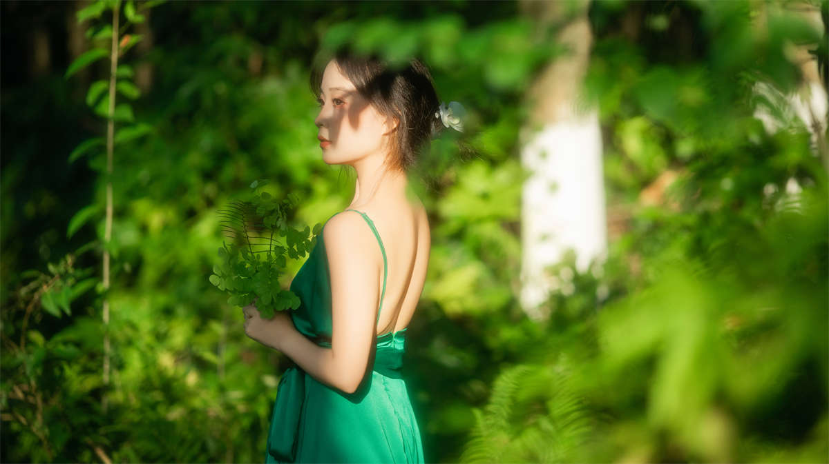 YITUYU艺图语 2024.12.02 斑驳的光影 美女不吃榴莲-日更街拍