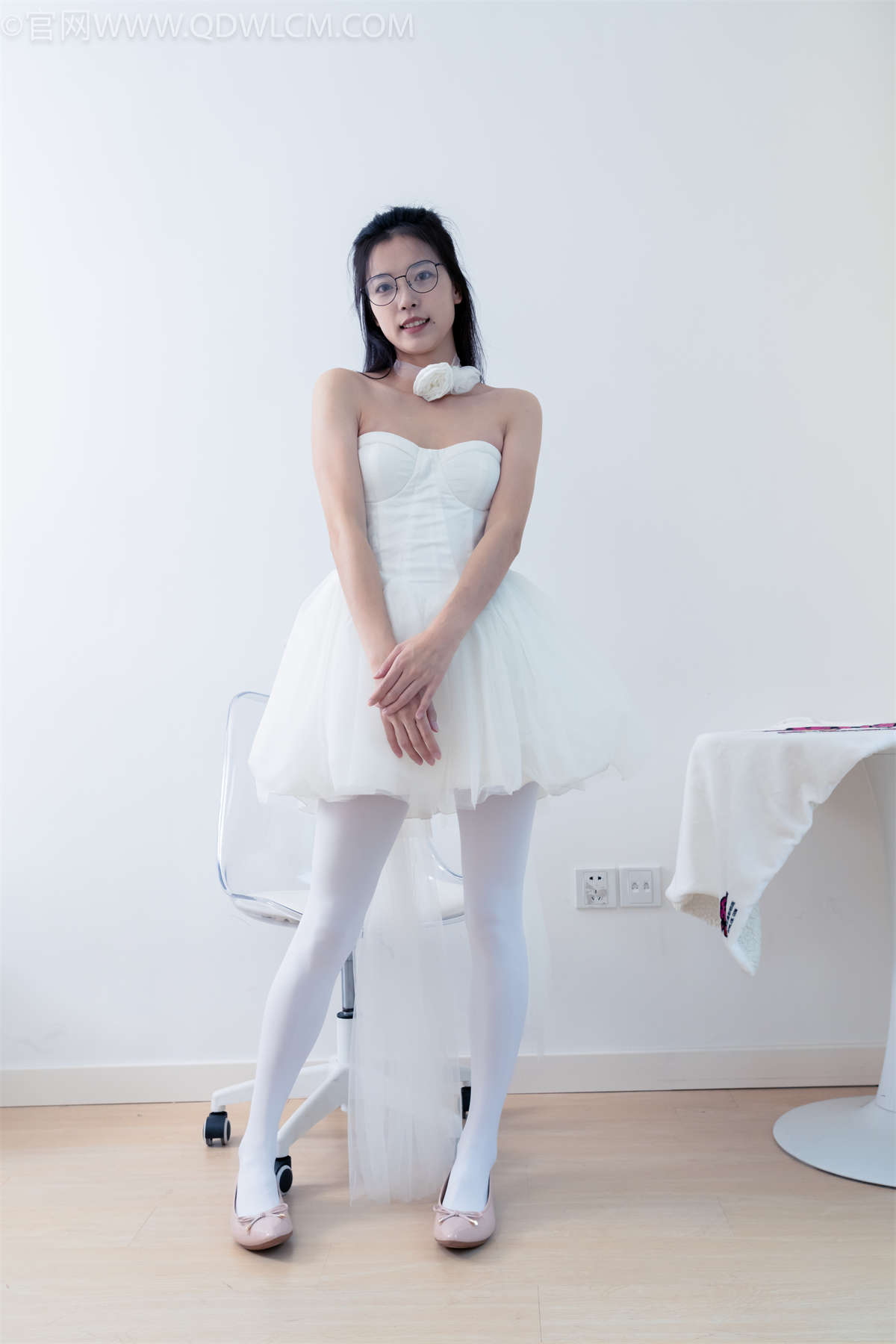 图片[2]-物恋传媒 NO.2268 茯苓-平底鞋、厚白丝、皮筋绑脚老头乐挠脚剧情-日更街拍