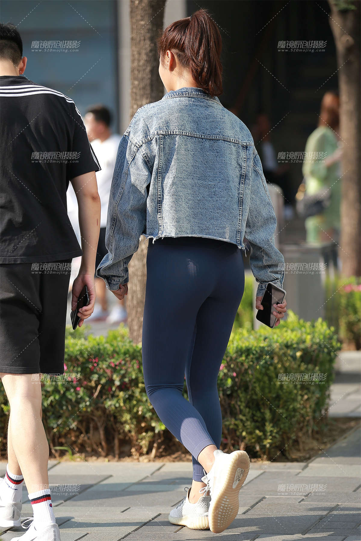 图片[2]-【玻璃赛帖】蓝色瑜伽裤美女-日更街拍