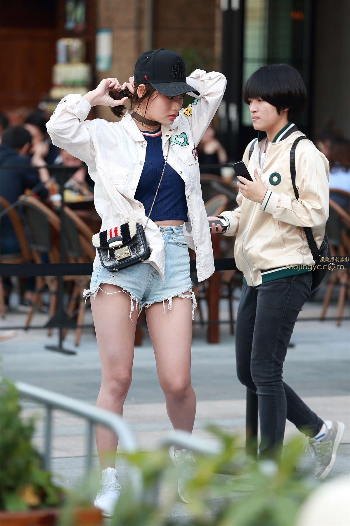 热裤，裸腿，运动鞋-日更街拍