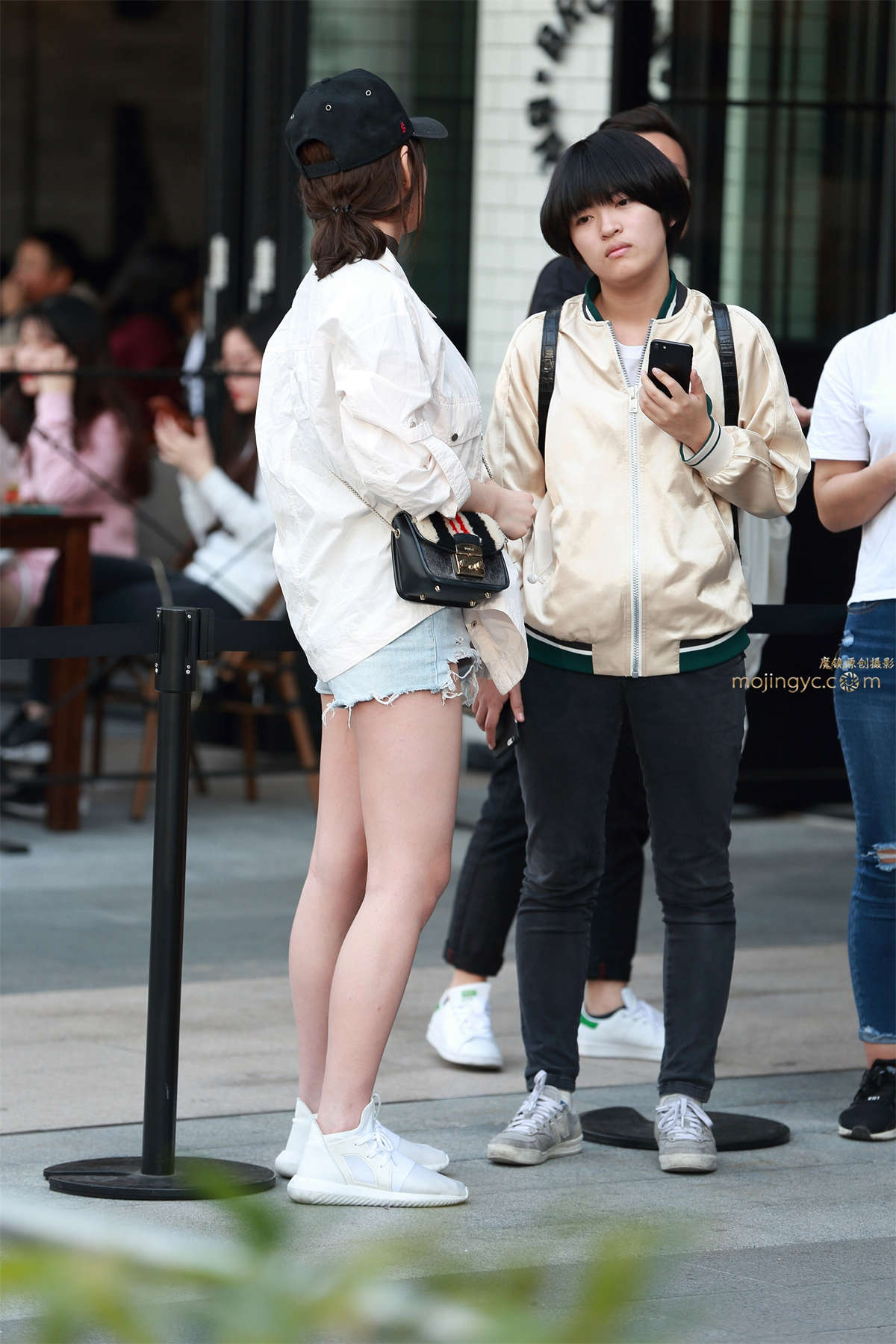 热裤，裸腿，运动鞋插图1