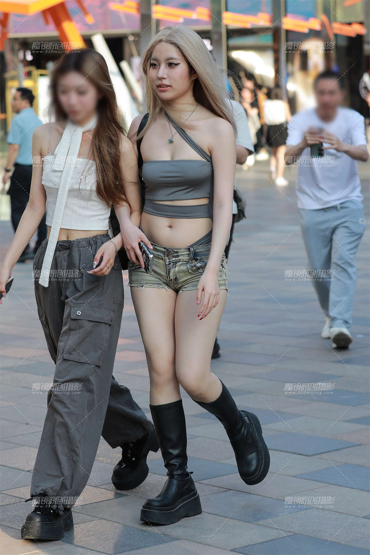 图片[2]-黄发热裤美女-日更街拍