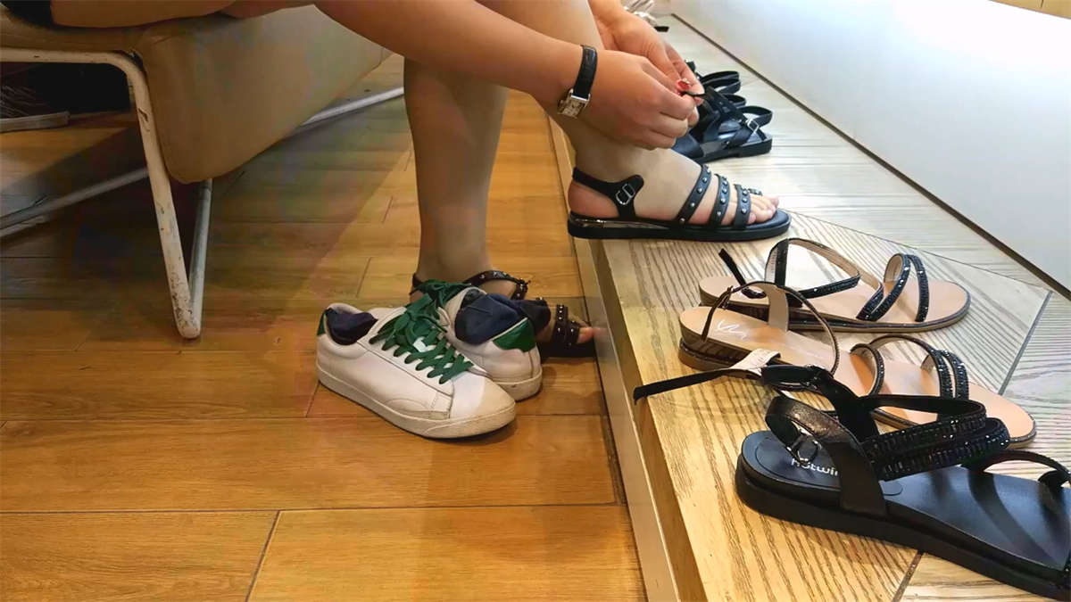 图片[2]-试鞋的短裤肉丝美腿美女-日更街拍