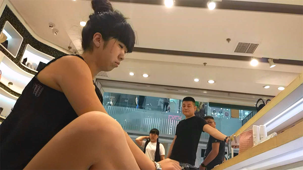 试鞋的短裤肉丝美腿美女-日更街拍