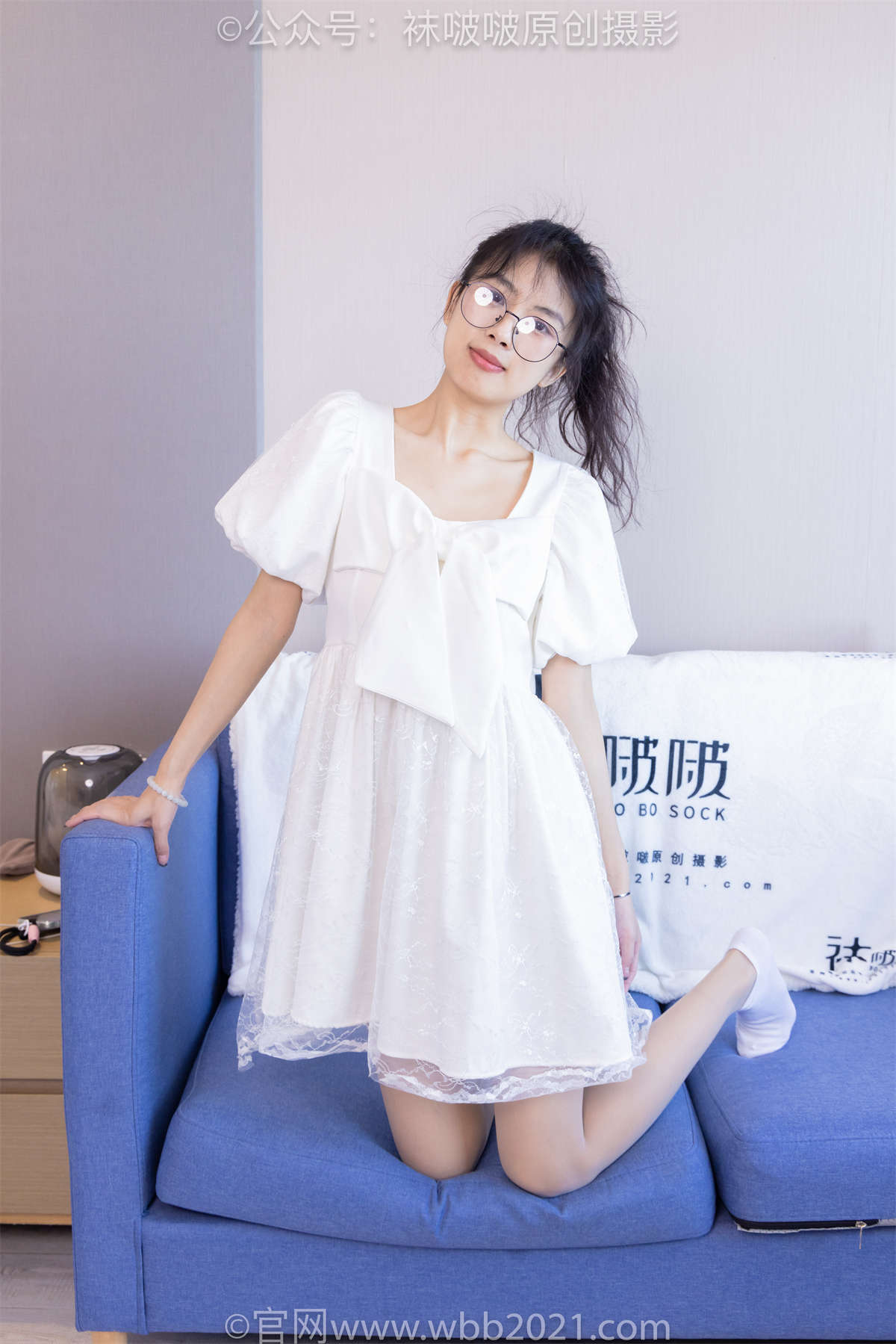 袜啵啵 No.452 奶油-平底鞋、帆布鞋、白棉袜、厚白丝、肉丝（脚尖加固款）、两双丝袜踩葡萄剧情 超长花絮版-日更街拍