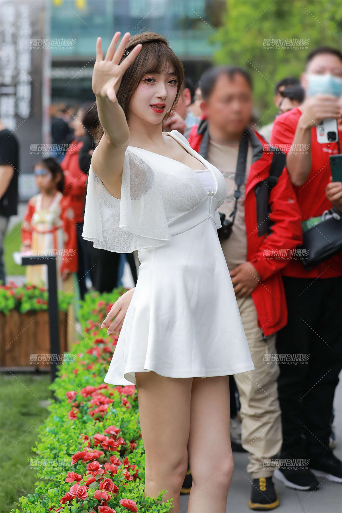 图片[2]-白短裙俏皮美女-日更街拍