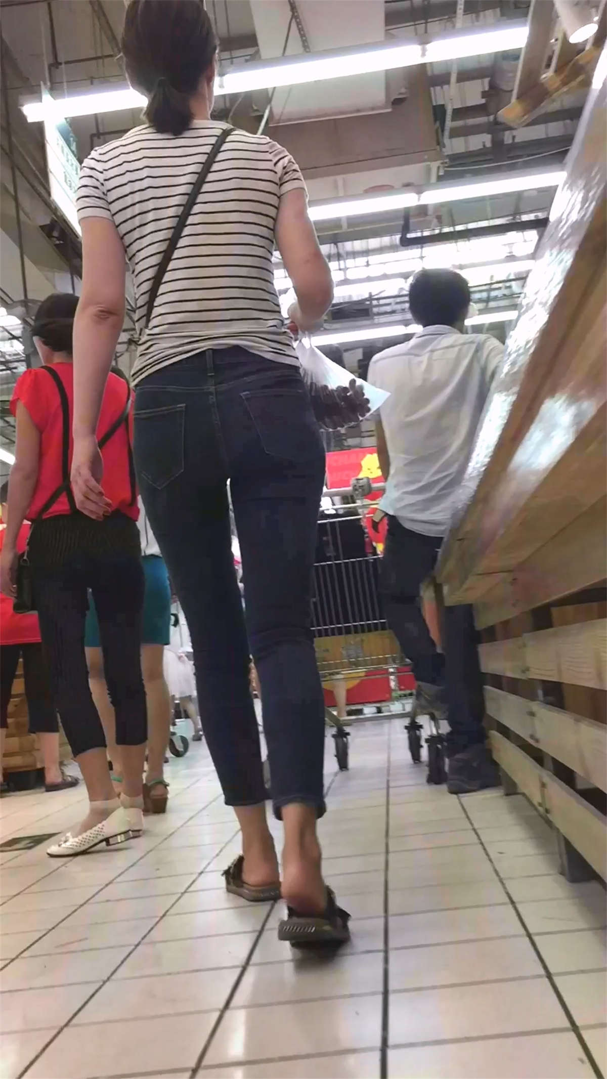 图片[2]-大型超市遇见极品牛仔美臀女子-日更街拍