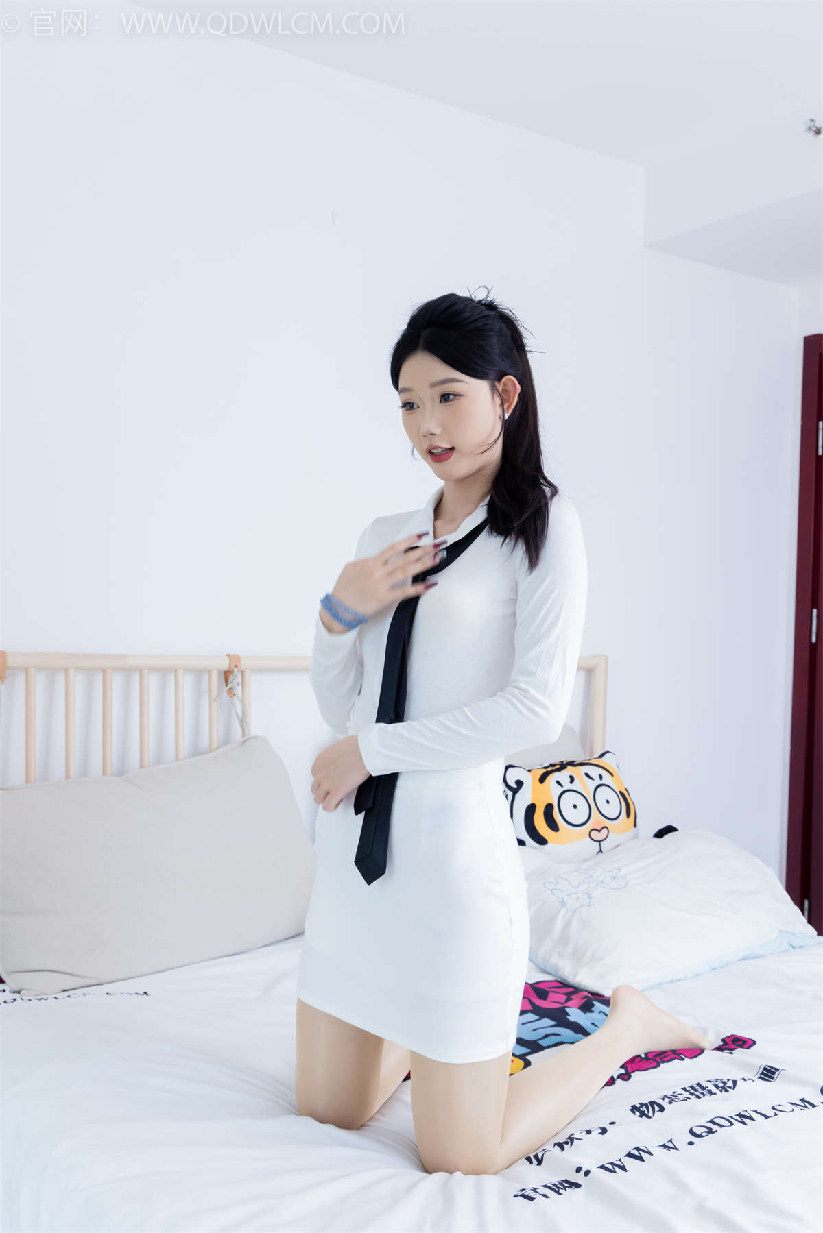 图片[2]-物恋传媒 NO.2235 小竹-高跟鞋、油亮肉丝（脚尖透明款）-日更街拍