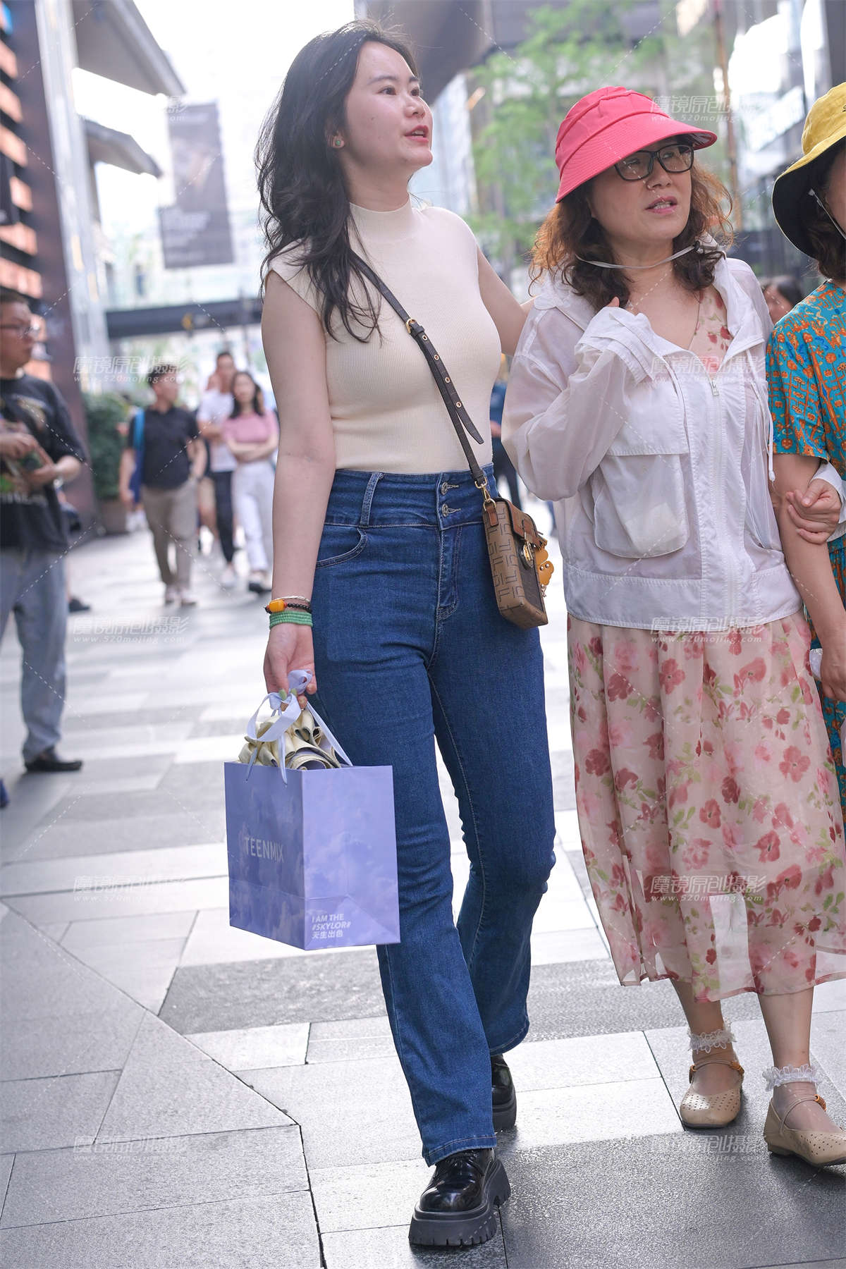 素人蓝紧牛-日更街拍