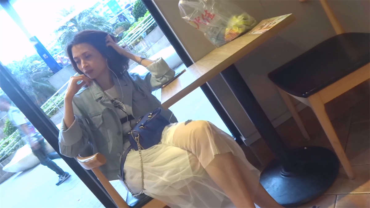等着男友一起共进晚餐的极致靓女-日更街拍