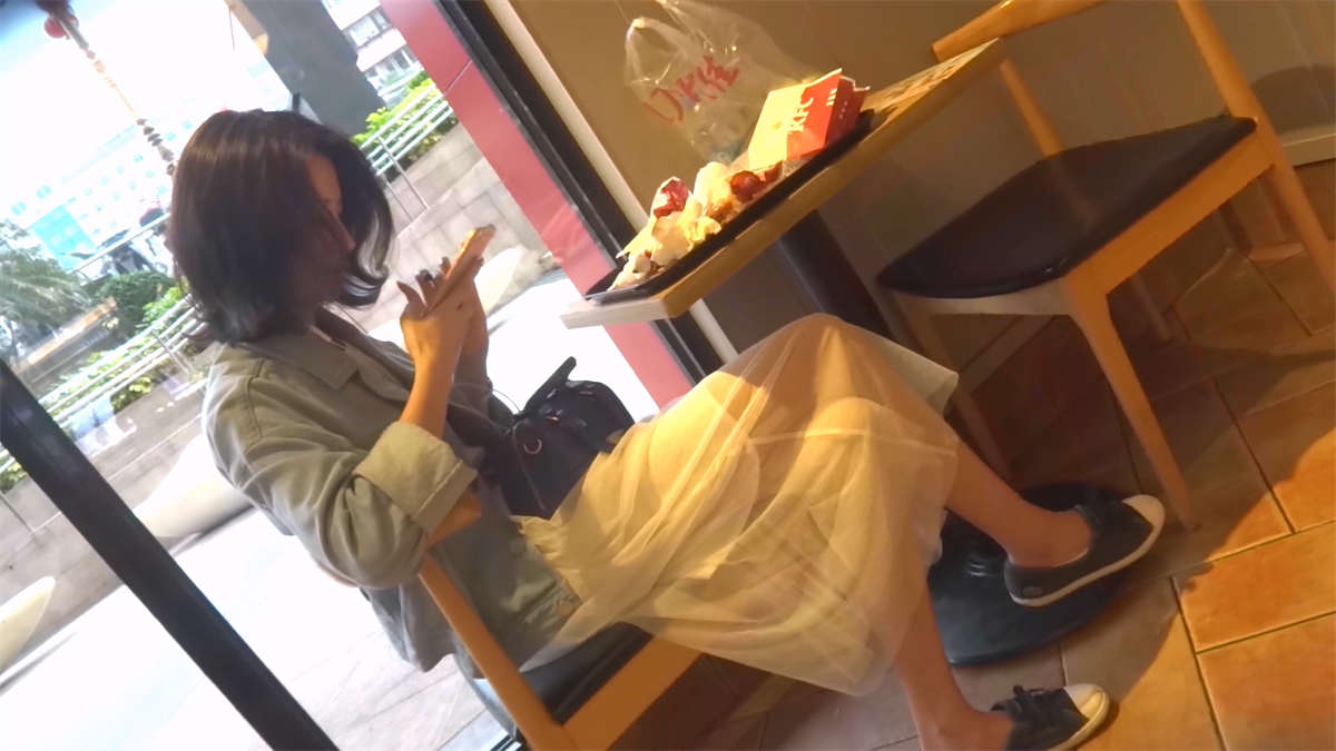 图片[2]-等着男友一起共进晚餐的极致靓女-日更街拍