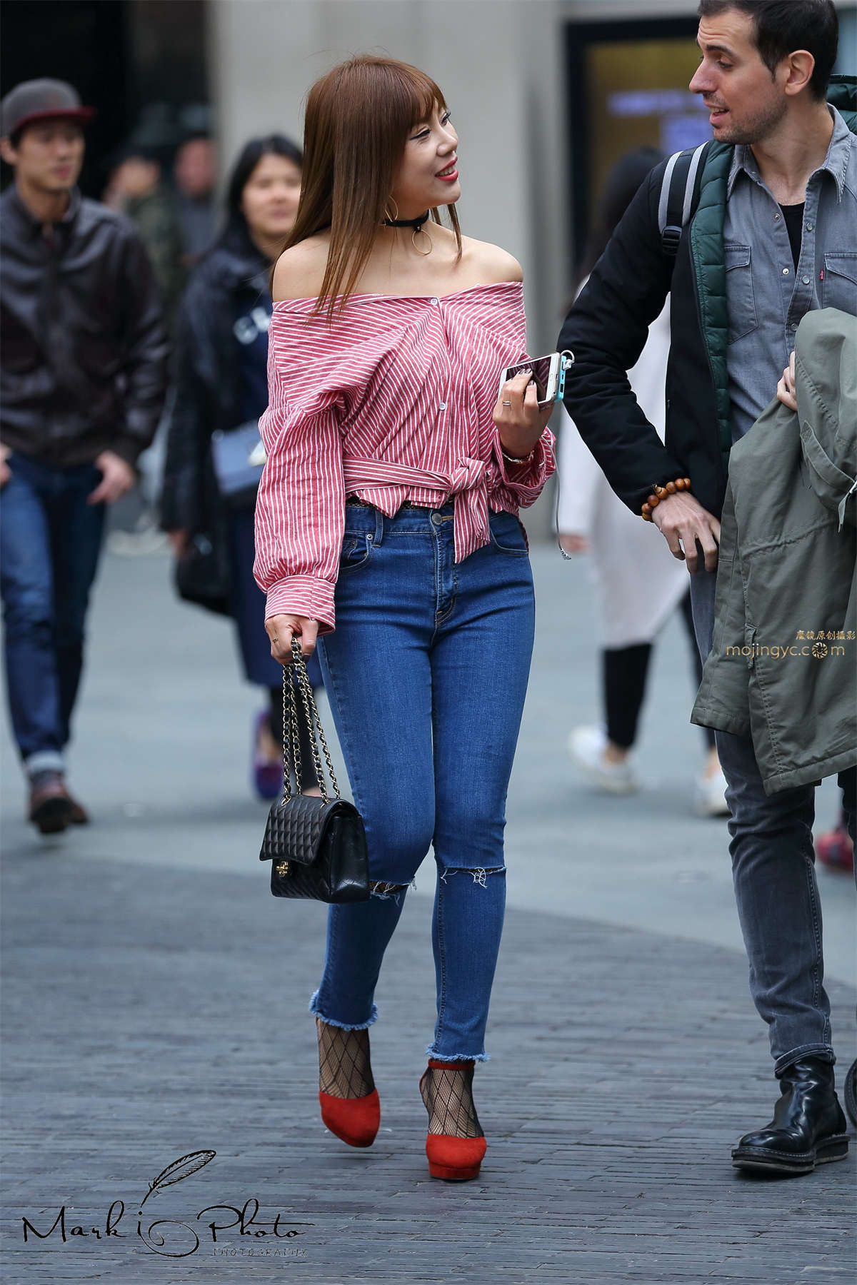 露肩小上衣紧身牛仔裤-日更街拍