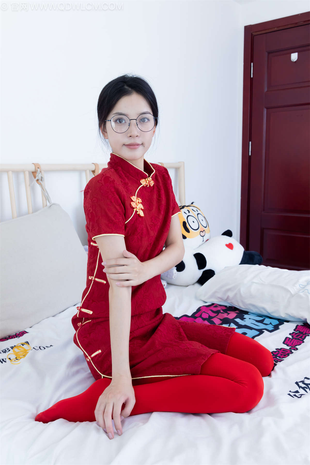 物恋传媒 NO.2236 茯苓-红色低跟鞋、厚款红色丝、皮筋绑脚老头乐挠脚剧情-日更街拍