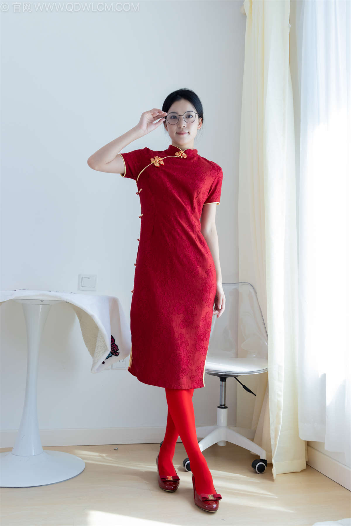 图片[2]-物恋传媒 NO.2236 茯苓-红色低跟鞋、厚款红色丝、皮筋绑脚老头乐挠脚剧情-日更街拍