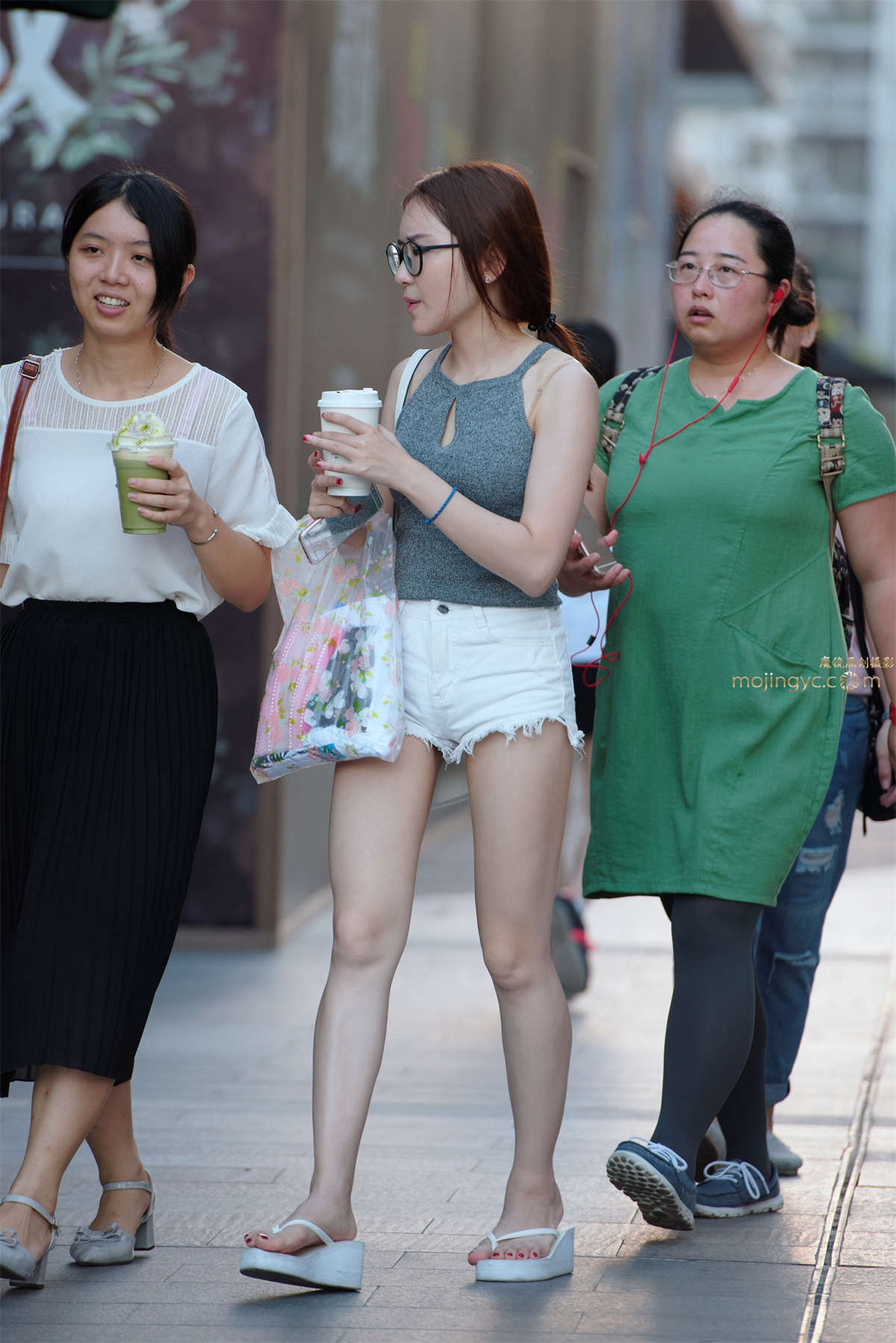 热裤，裸腿，凉拖插图1