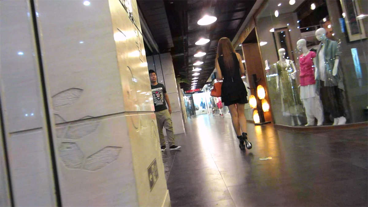 图片[2]-鞋店里面的试鞋美女-日更街拍