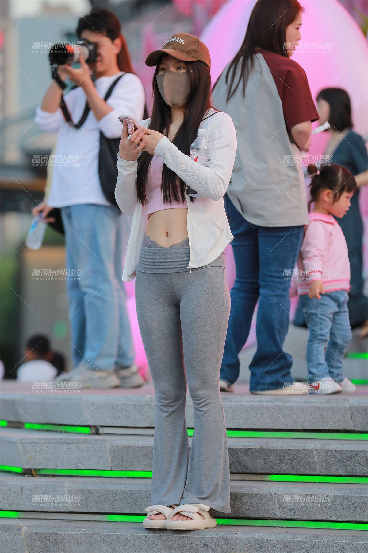 灰色紧身裤美女-日更街拍