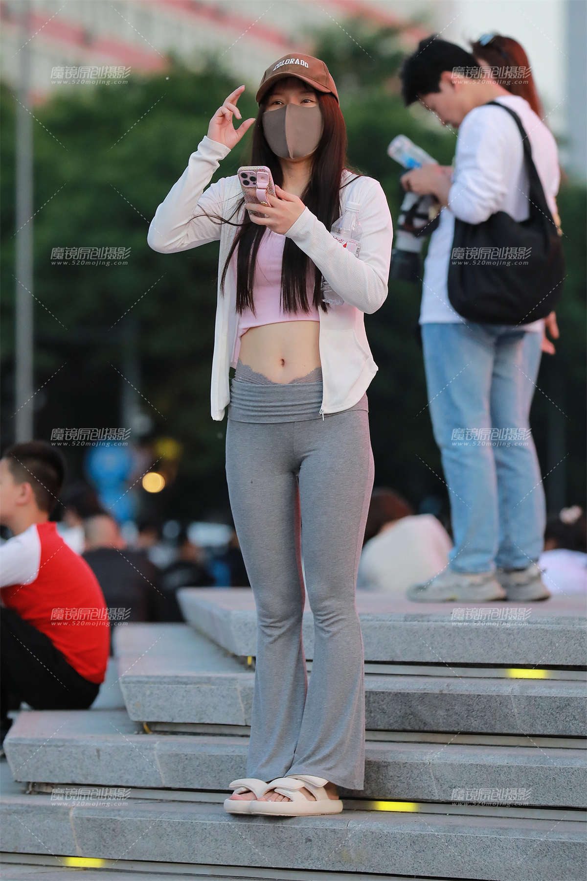 图片[2]-灰色紧身裤美女-日更街拍