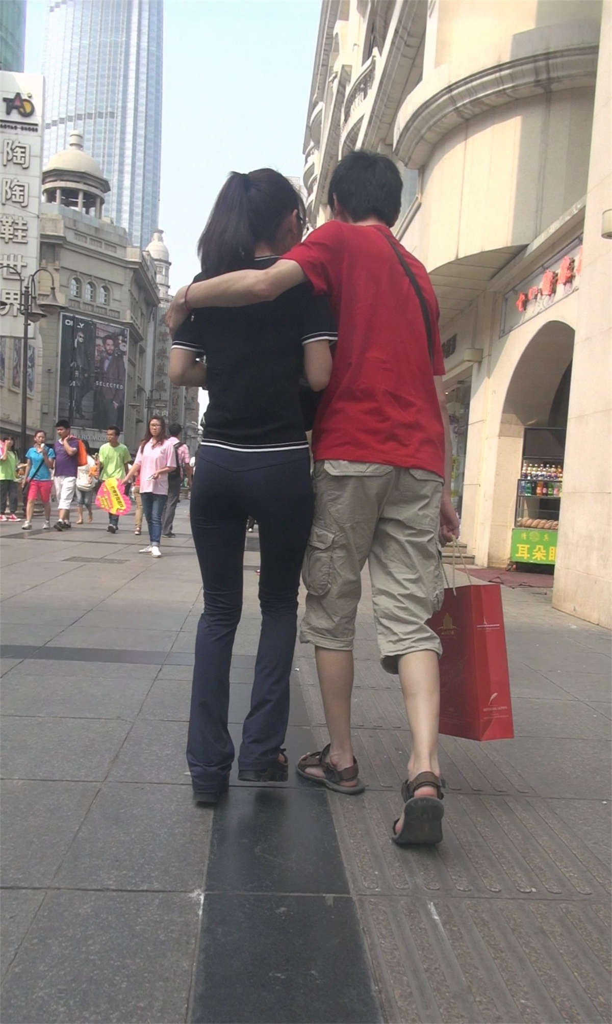 图片[2]-和男友逛街的美女-日更街拍