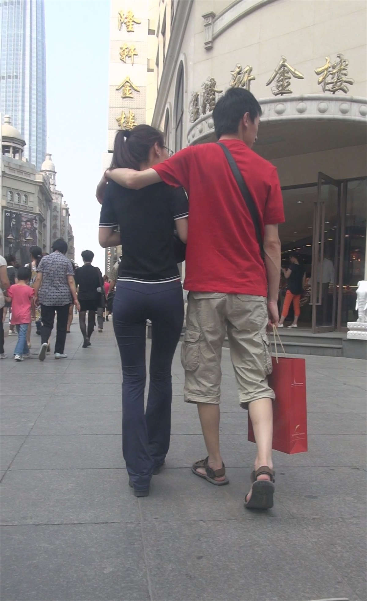 和男友逛街的美女-日更街拍