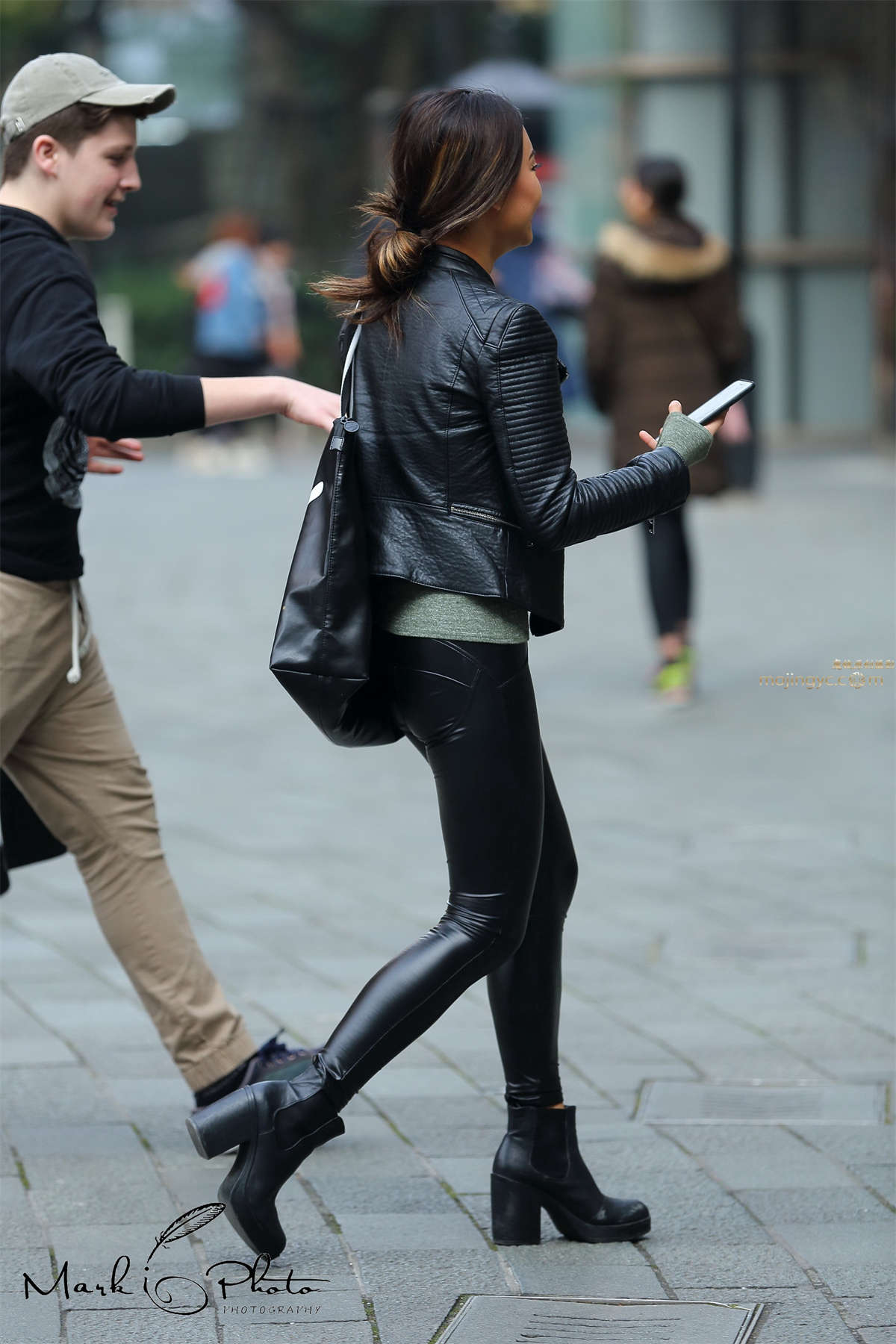 皮衣皮裤侧面-日更街拍
