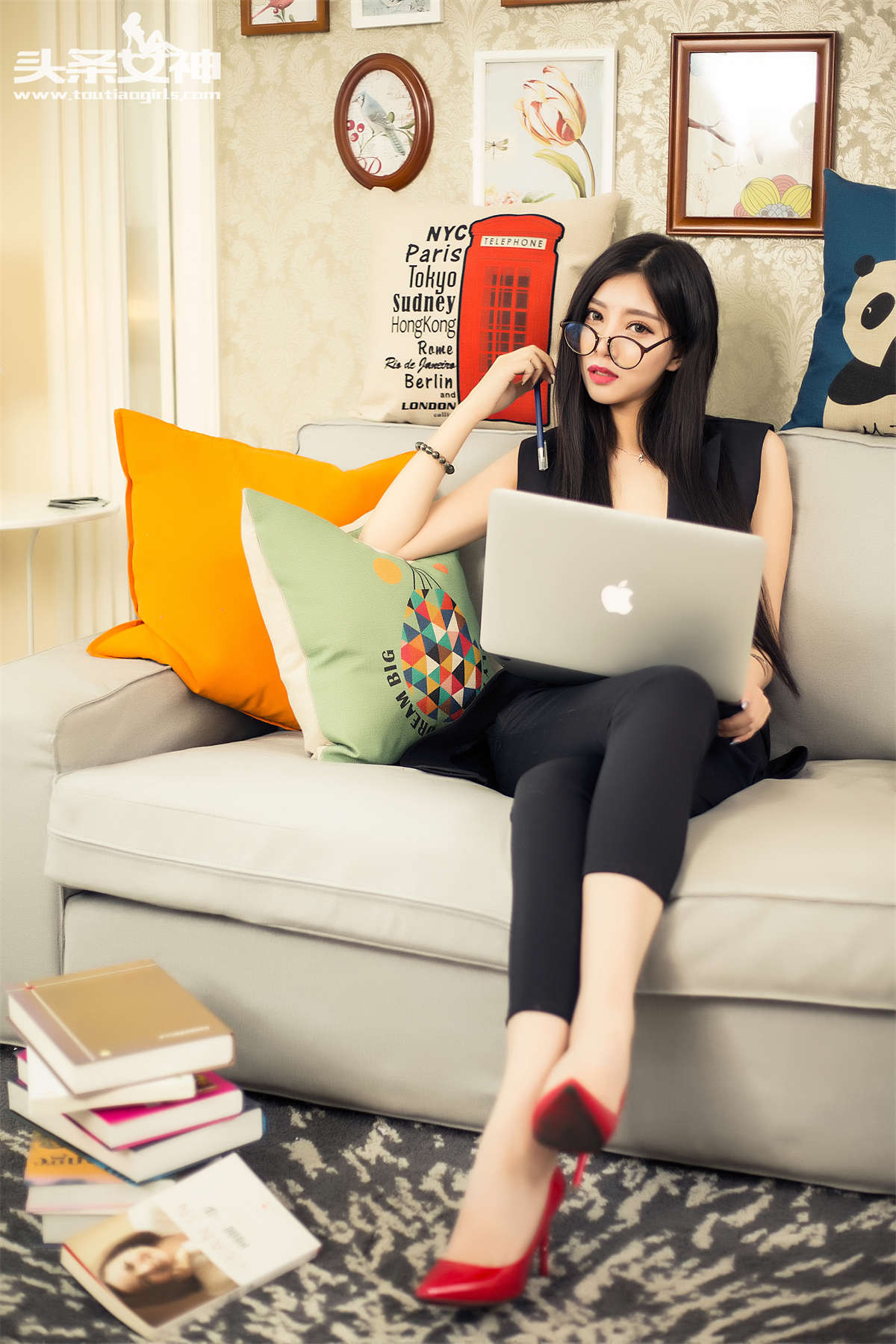 TouTiao头条女神 2016.06.21 黑丝高跟眼镜 油画系小师妹的新日常 COCO插图1