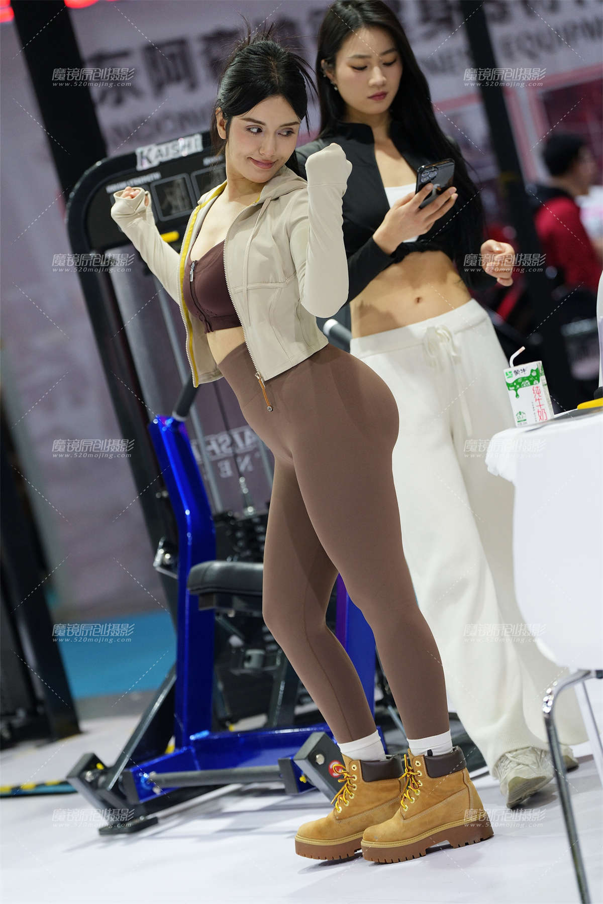 褐色运动紧身（6K）-日更街拍