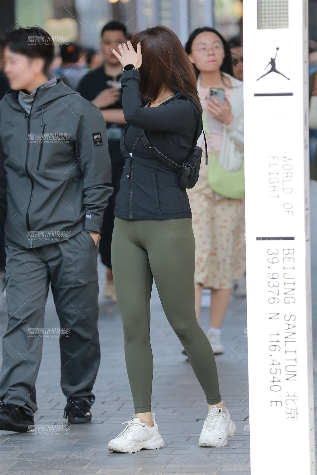 图片[2]-紧身瑜伽裤美女-日更街拍