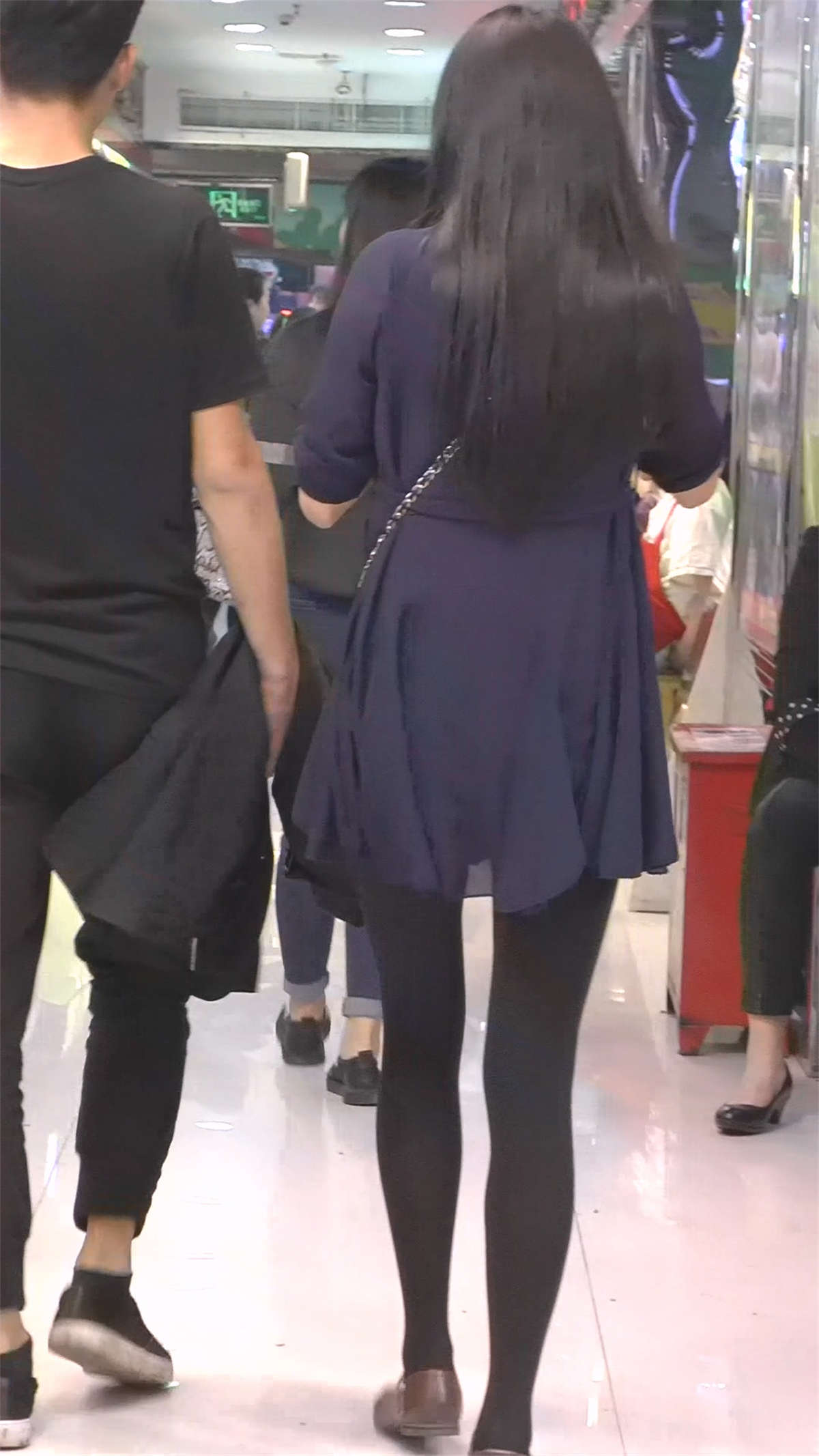 图片[2]-买东西的黑丝丝袜美女-日更街拍