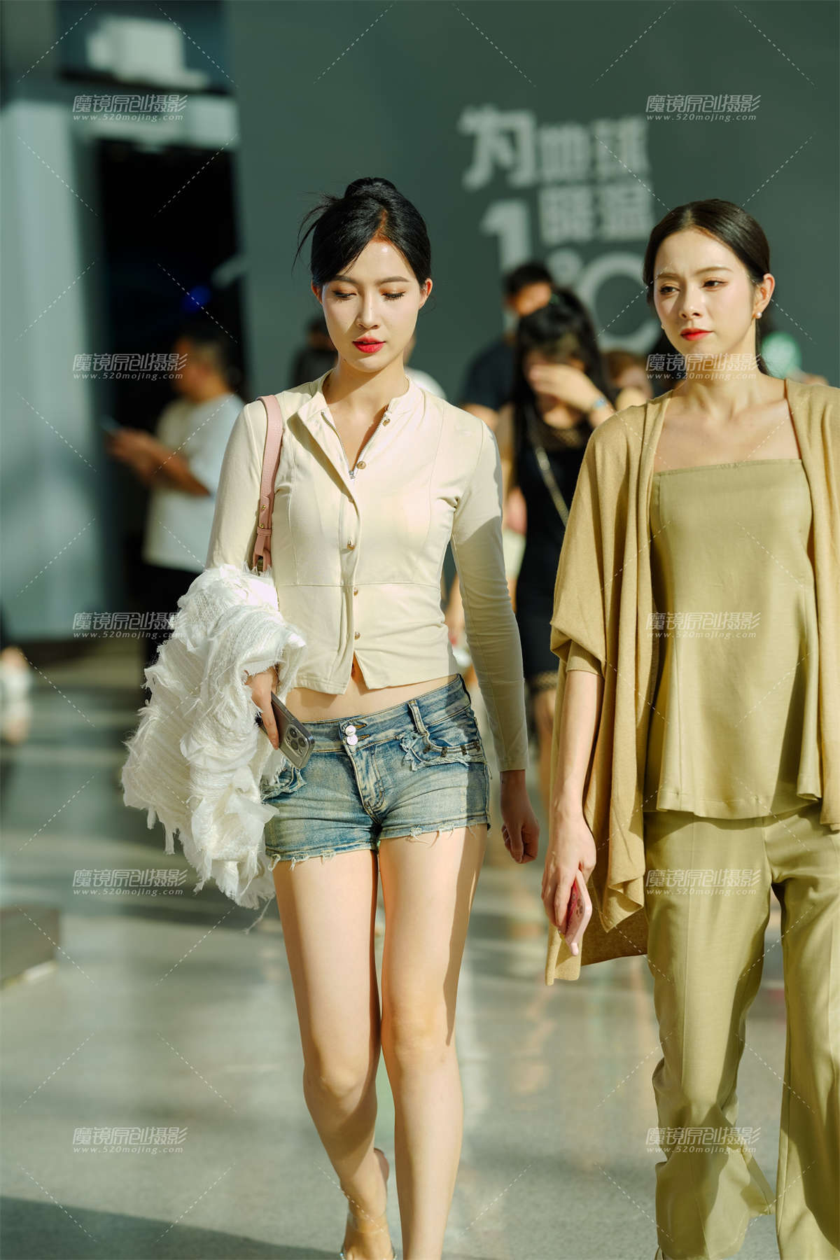 热裤美腿 碧波荡漾-日更街拍