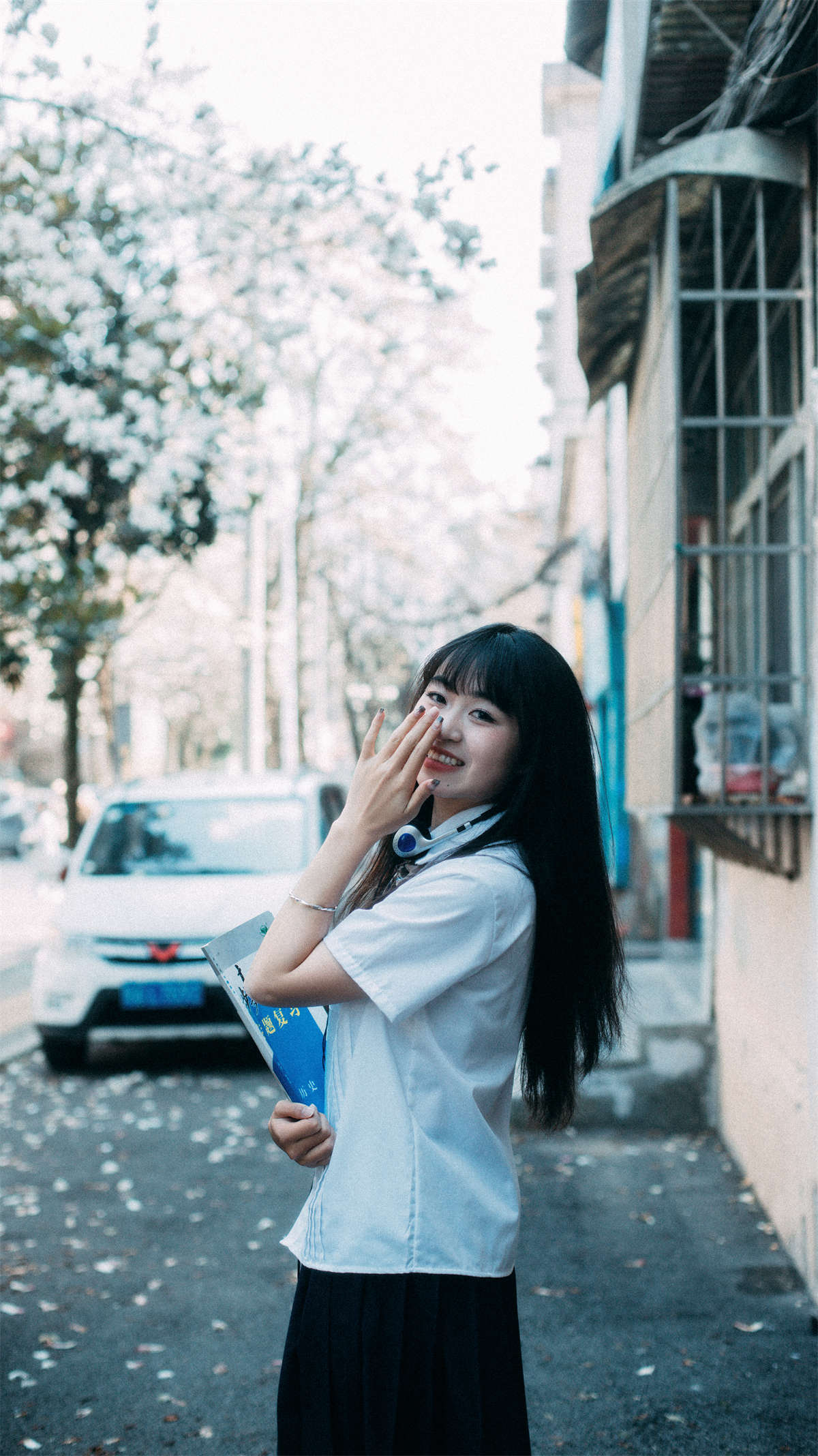 YITUYU艺图语 2024.04.26 任然盛开的玉兰花街头 小熊维尼插图1