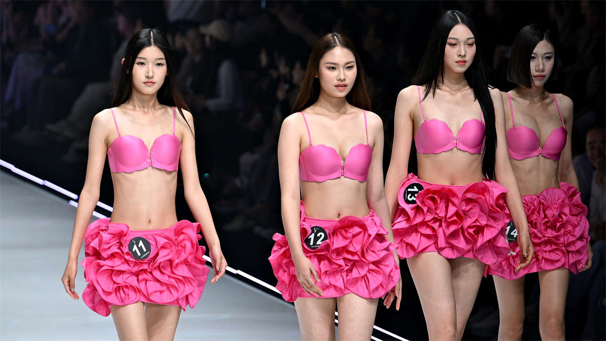 双机位超模内衣走秀-日更街拍