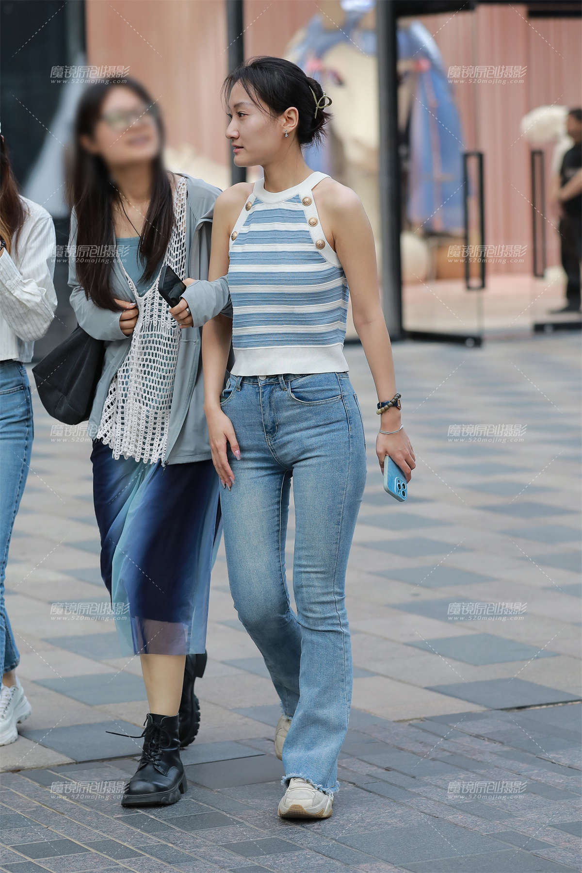 蓝色牛仔裤美女-日更街拍