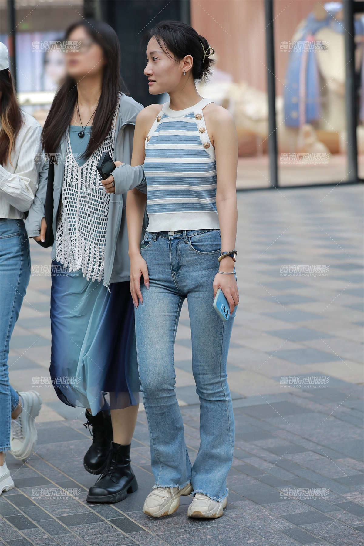 图片[2]-蓝色牛仔裤美女-日更街拍