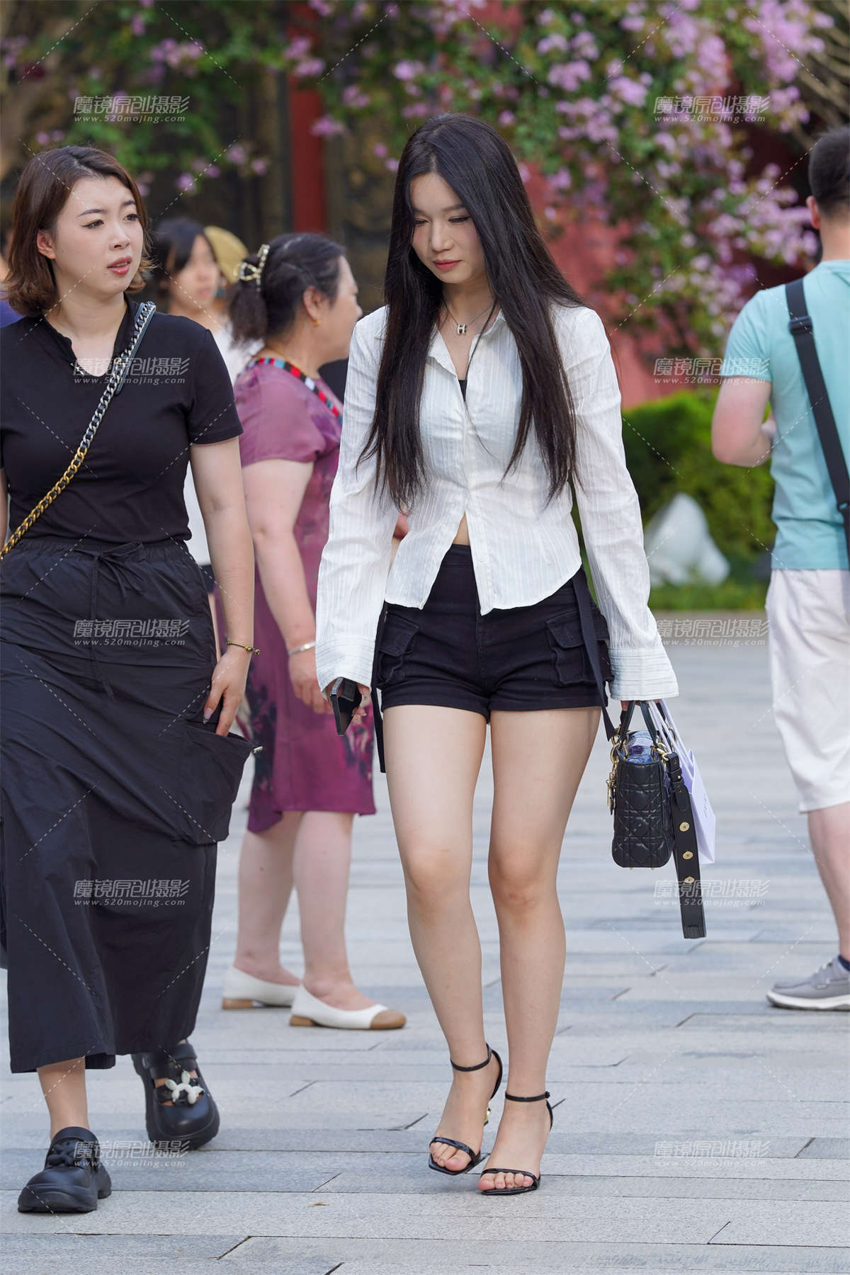 热裤美腿-日更街拍