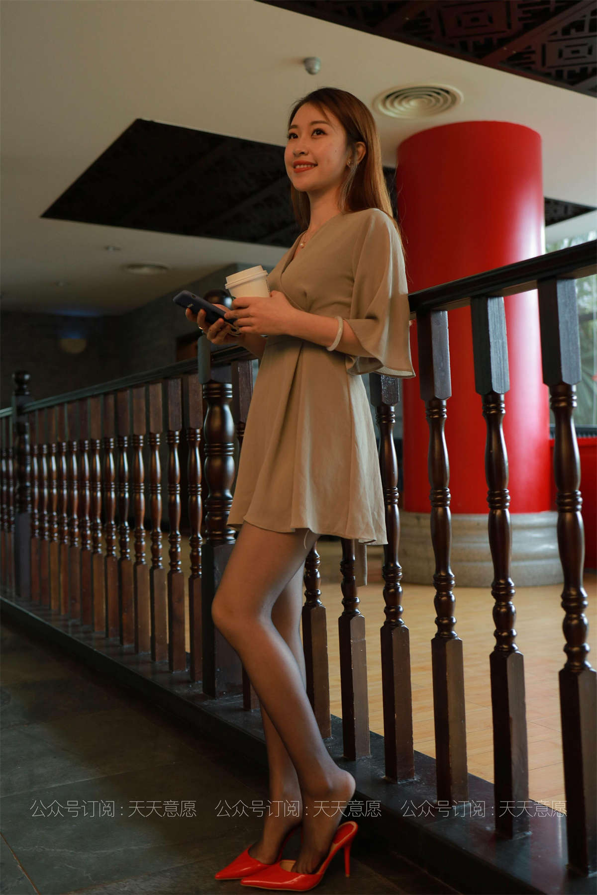 图片[2]-IESS异思趣向 丝享家827期：小婕 红色跟底一身轻-日更街拍