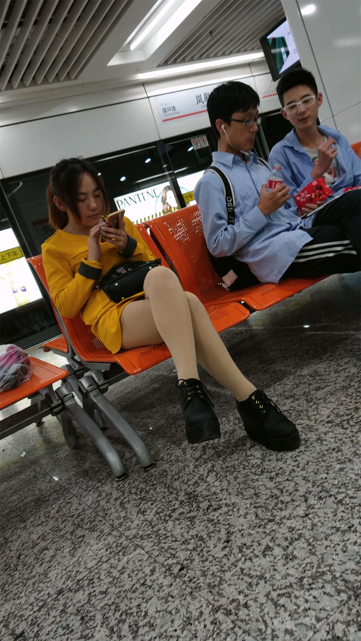 清纯的黄衣服丝袜美腿小姐姐-日更街拍