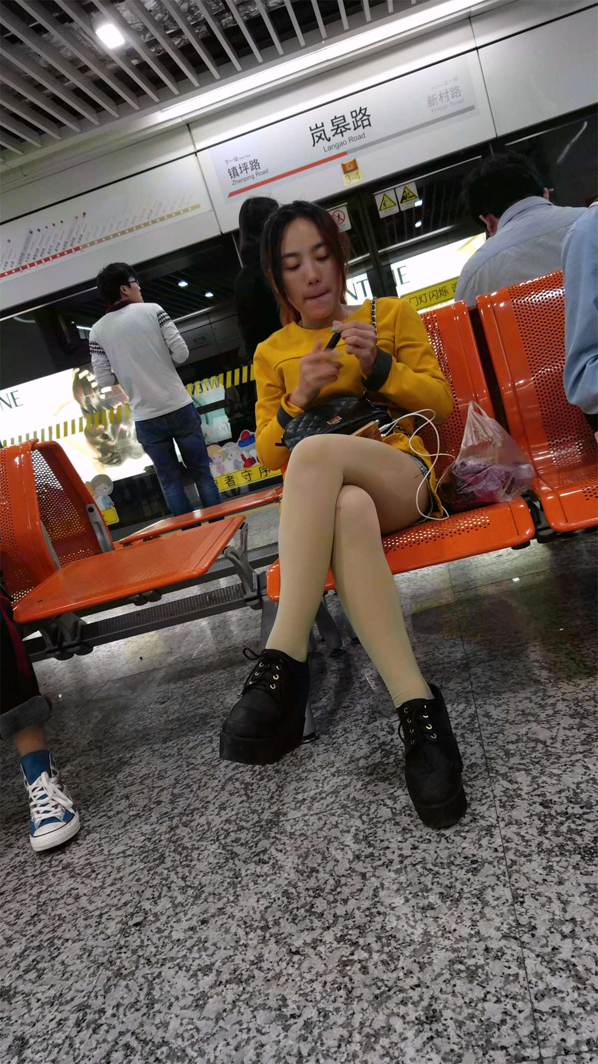 图片[2]-清纯的黄衣服丝袜美腿小姐姐-日更街拍
