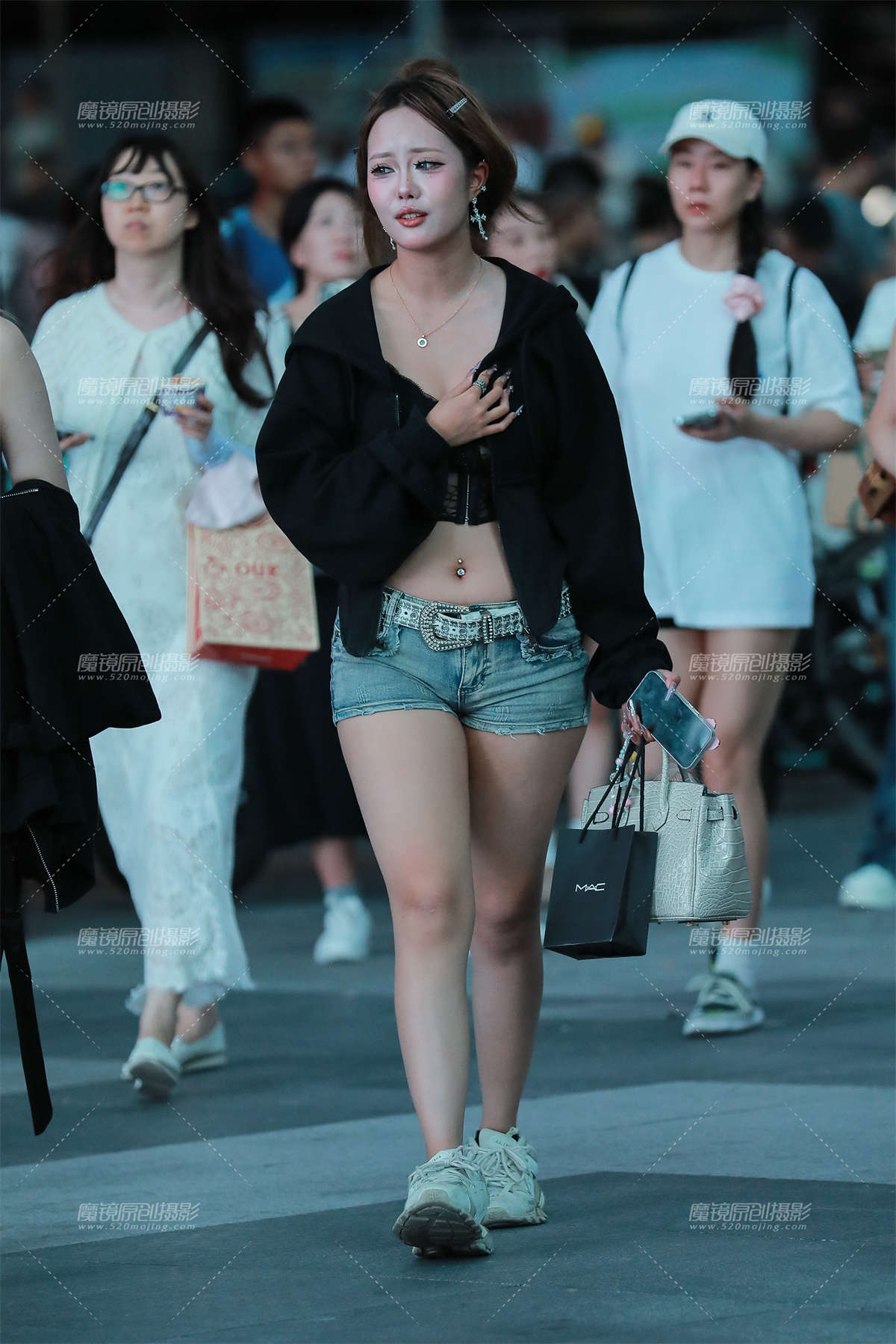 路遇牛热美女-日更街拍