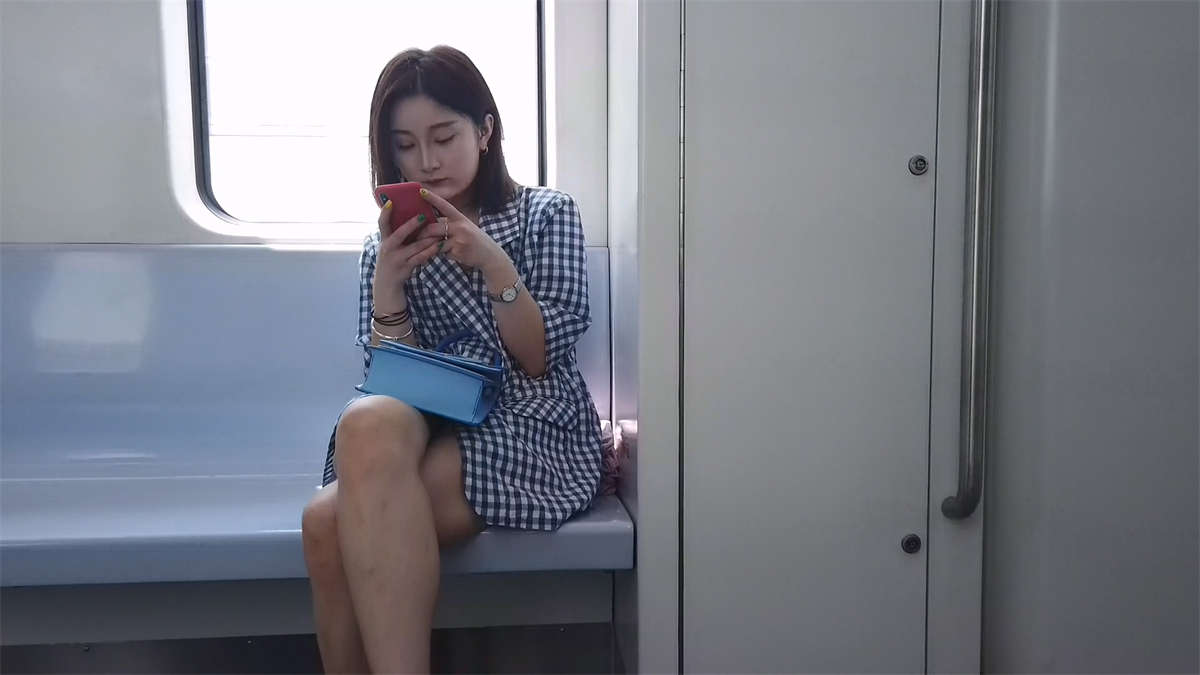 图片[2]-格子衣女神美女就坐在对面-日更街拍