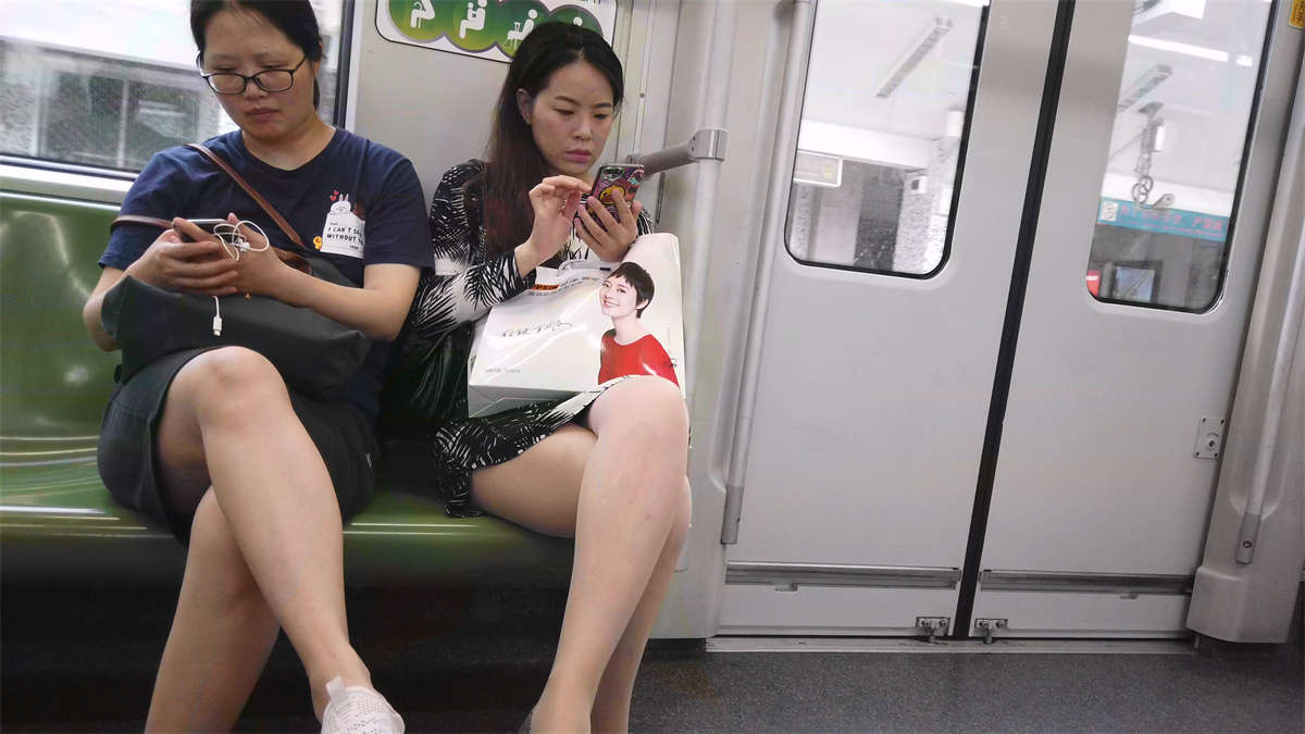 图片[2]-风韵知性丝袜极品美腿-日更街拍