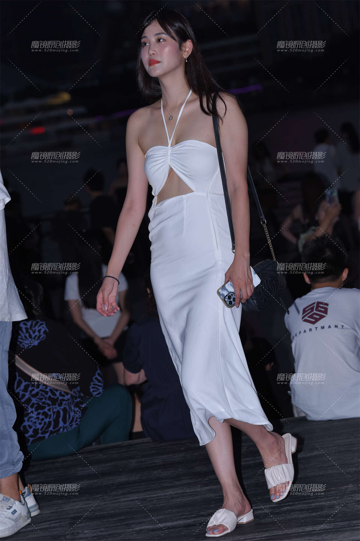 夜拍 白色长裙-日更街拍