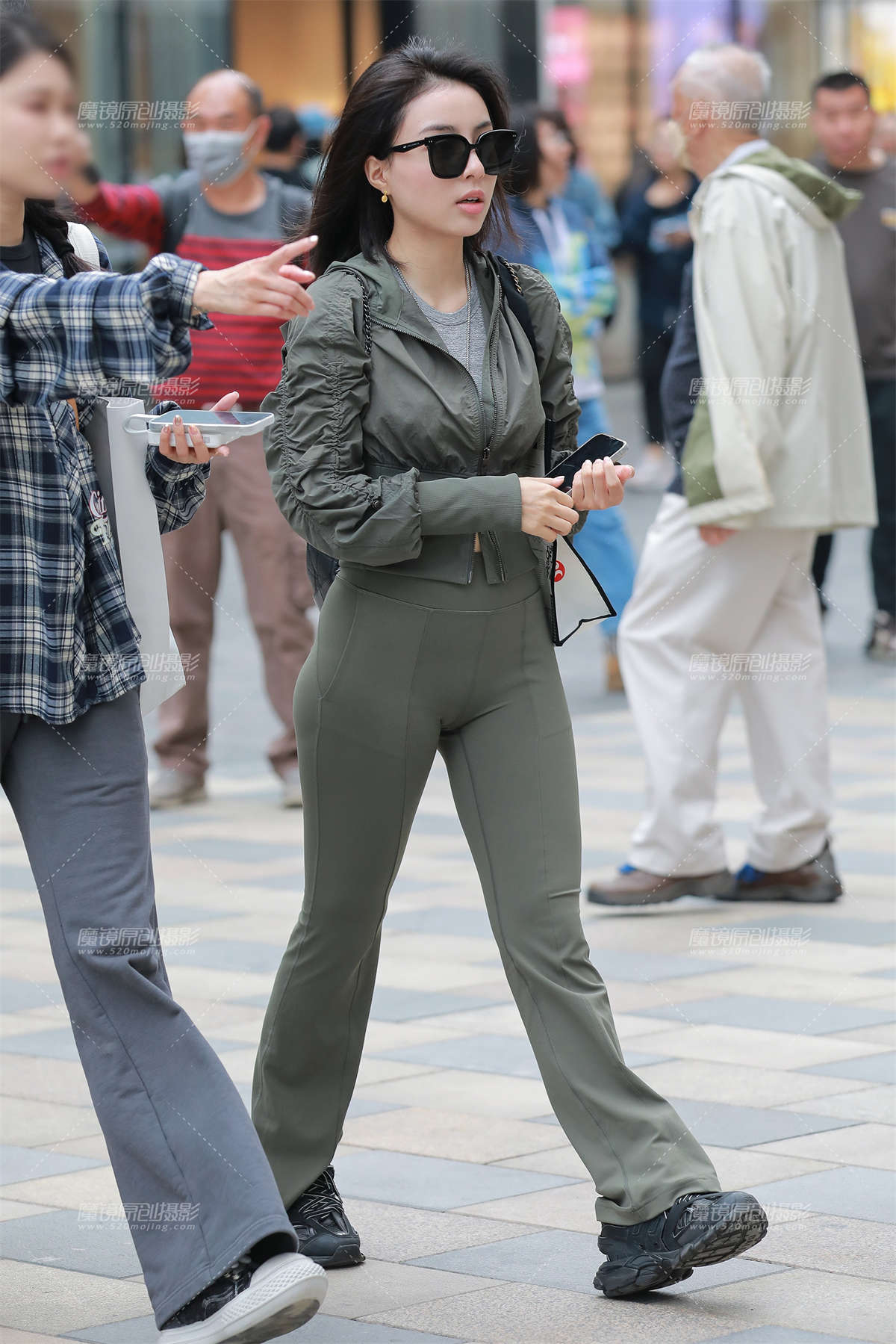 绿色紧身裤美女-日更街拍